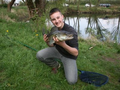 So freut sich ein gluecklicher Angler