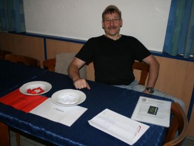 Sportwart Lutz leitet die Auslosung.