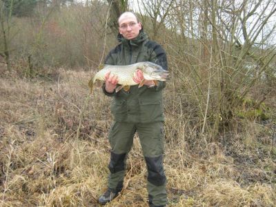 Hecht, 87cm, 5,75kg, gefangen im Januar 2015 von Mathias Zilch im Stadtteich 1.