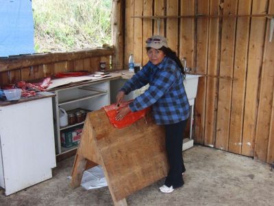 121-Moricetown-Indianische Frau bei der Lachsverarbeitung.jpg