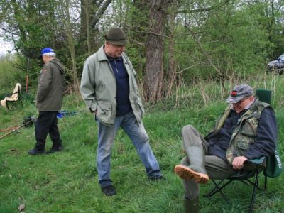 Reiner,Berthold und Albert im Fachgespraech. Die honn doch widder nuescht ingesetzt.