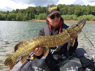 Hecht, 87cm,  gefangen im Mai 2017 von Henrik Wollrath im Stadtteich 1 vom Bellyboat
