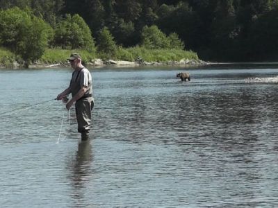 35-Fischen am Kitimat mit Grizzly.jpg