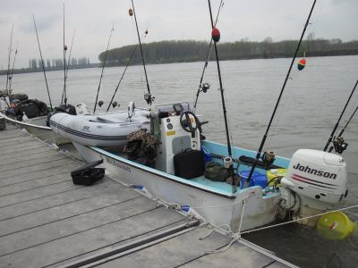 Boot mit Beiboot noch sauber.jpg